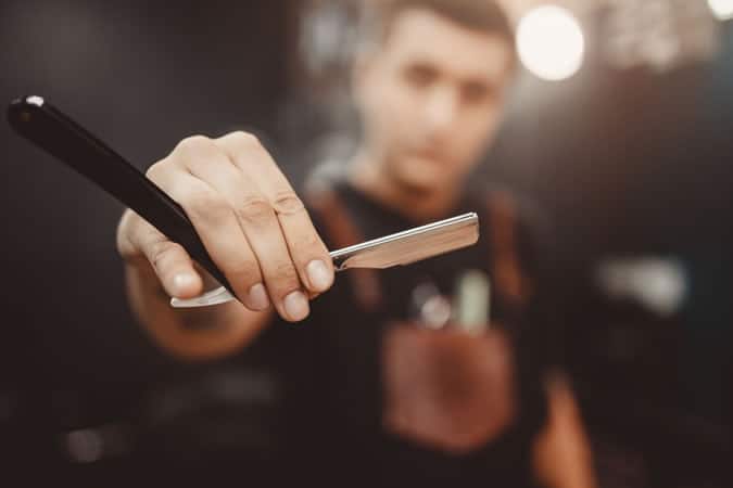 How to hold a straight razor