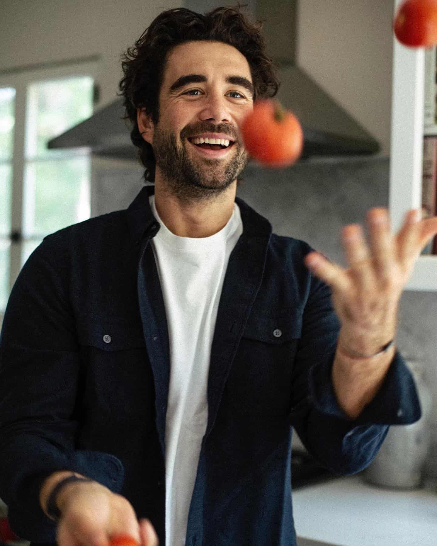 man juggling tomatoes