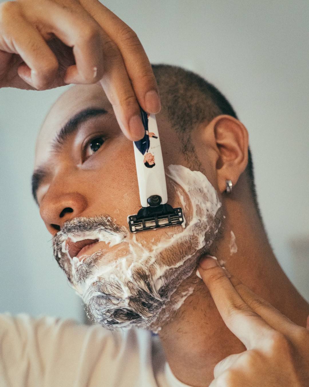 man using the R1 razor by Bolin Webb