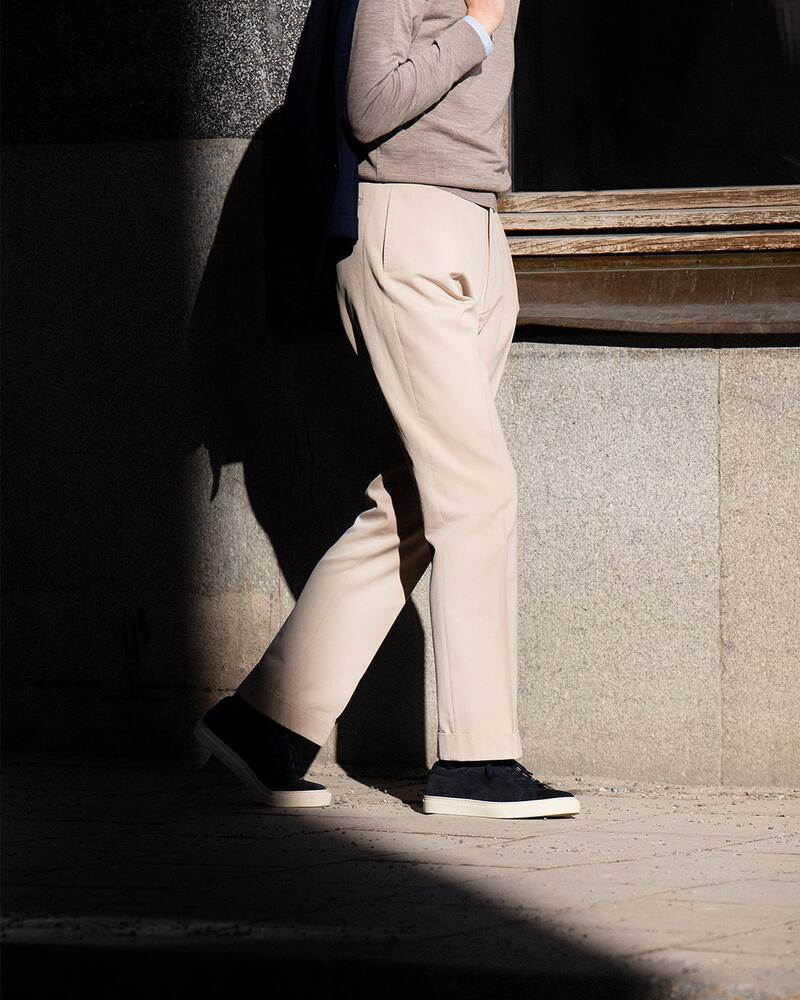 man wearing the Oaxen in Navy Blue Suede by Myrqvist