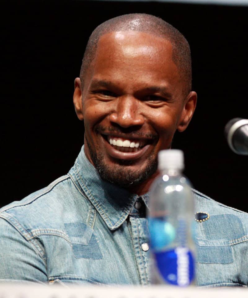 Jamie Foxx com barba circular e bigode