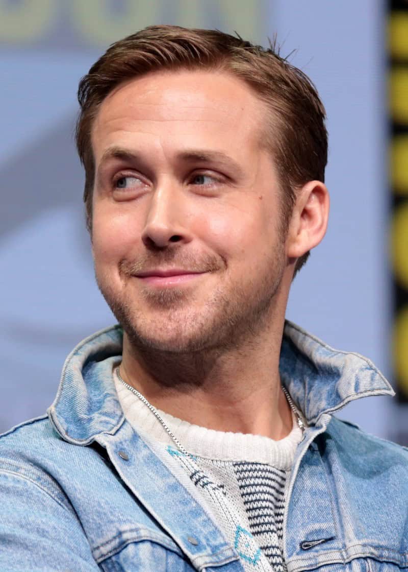 O ator Ryan Gosling com penteado lateral