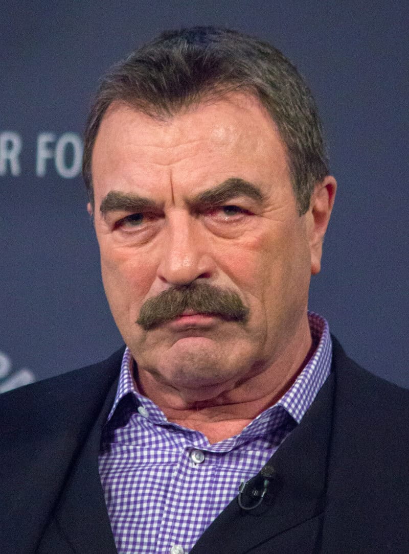 Tom Selleck com bigode estilo chevron