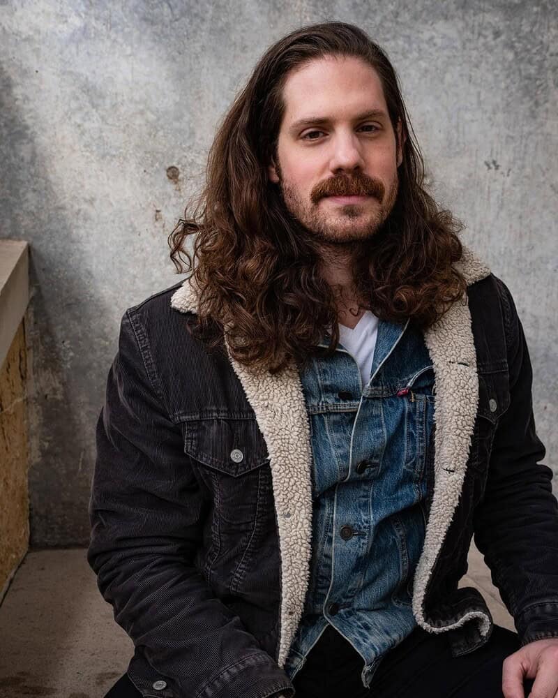 homem com cabelo comprido e bigode estilo bigode