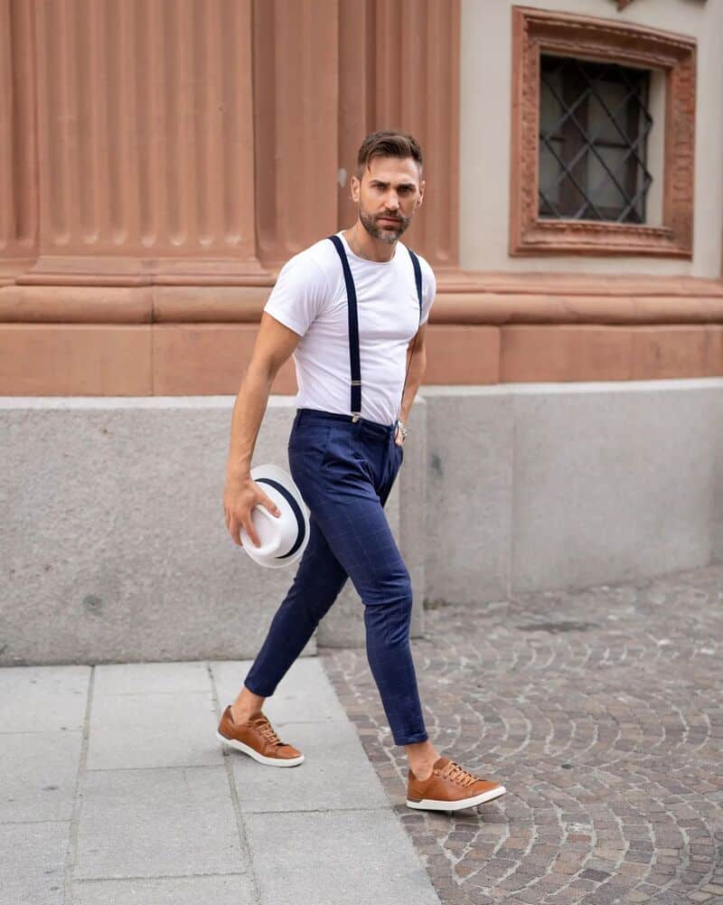 homem vestindo calça azul com camiseta branca e sapatos marrons por bruno marc