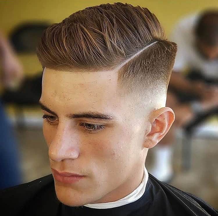 homem com um penteado recém-cortado Side Swept Undercut