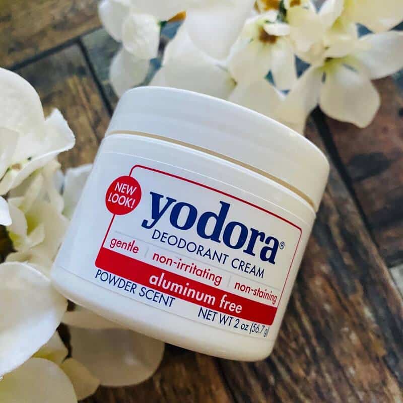 o creme desodorante yodora com flores ao fundo