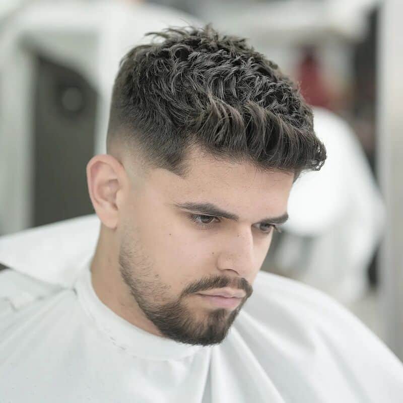 homem com corte de cabelo estilo topete texturizado